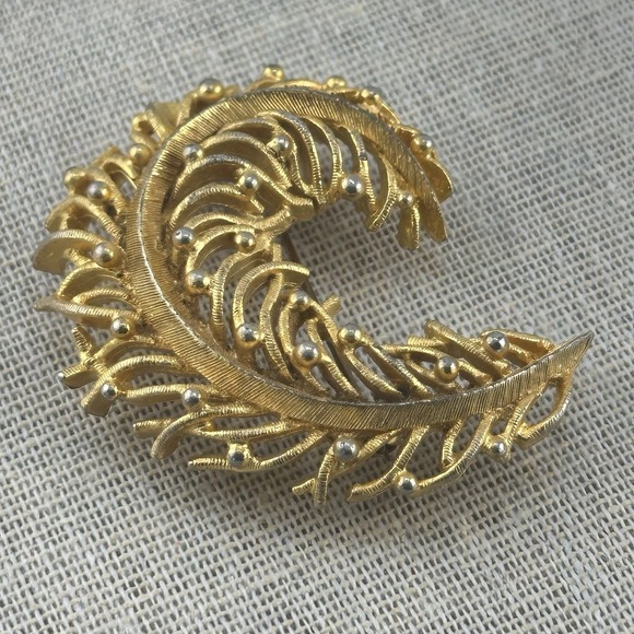 Vintage Gold Tone Feather‎ Brooch Pin Mid Century - Picture 1 of 4